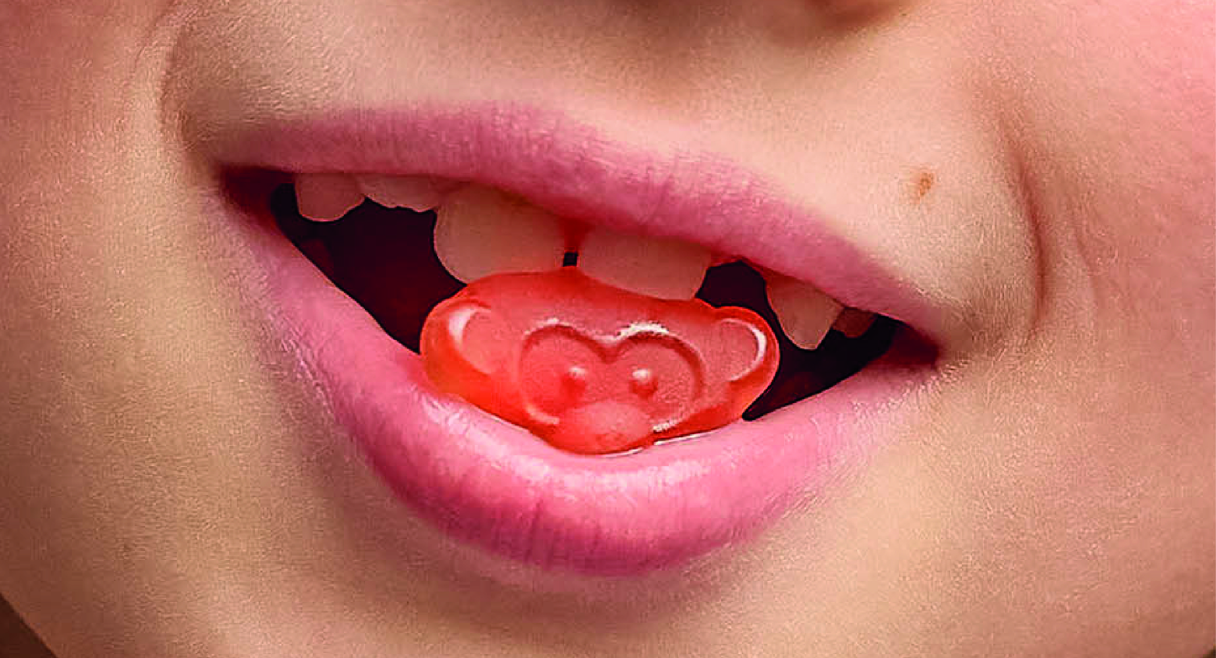 En person som har en gummy i munnen.