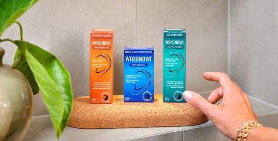 	Waxonova produkter placerade p&aring; en badrumshylla.