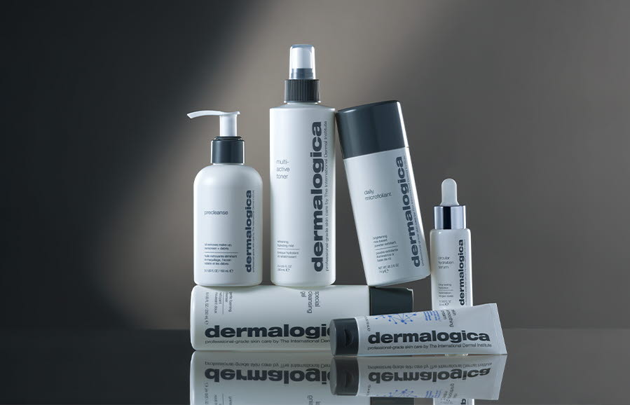 Dermalogica produkter staplade p&aring; varandra och p&aring; rad.